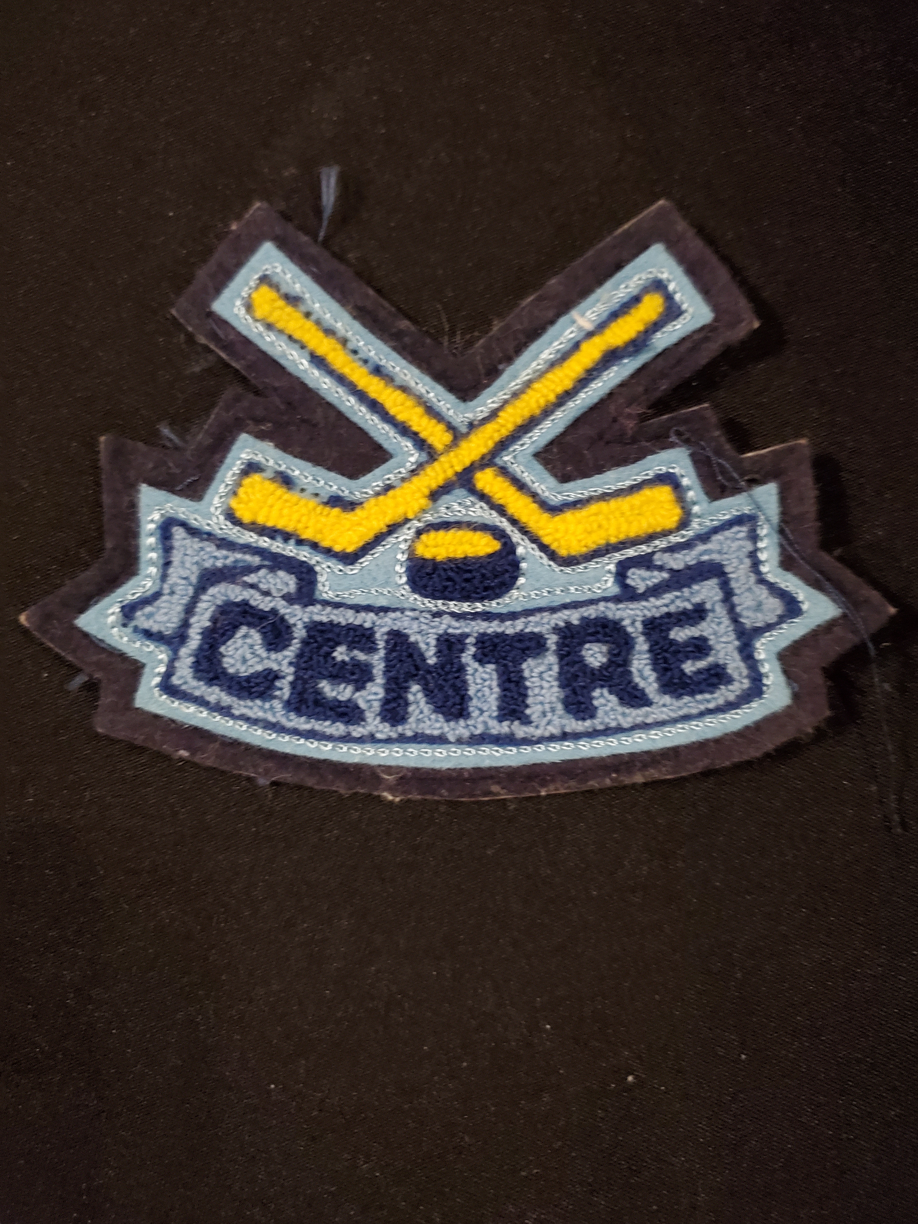 Neil Cane crest 'Centre' w-2 crossed sticks & puck