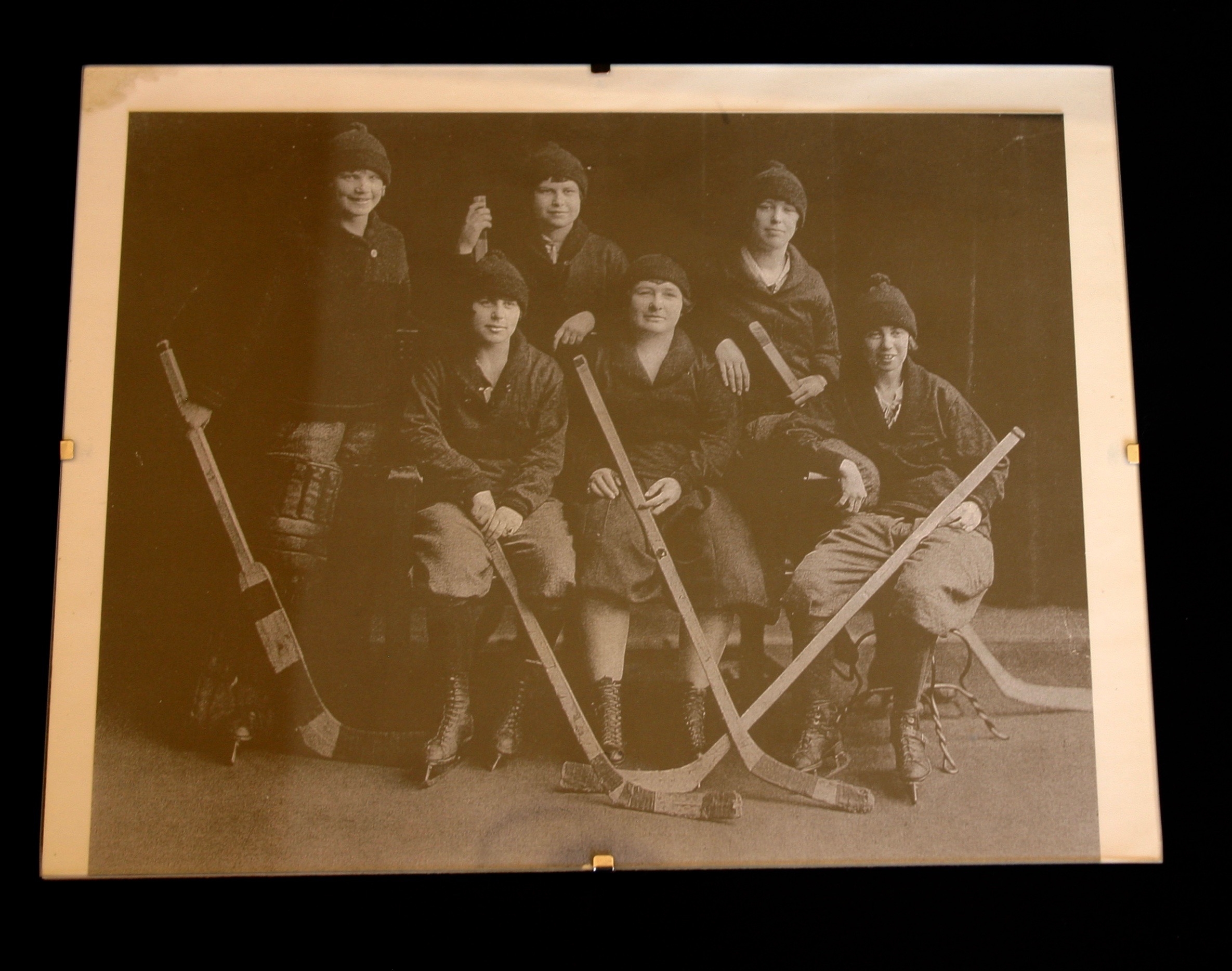 1923 Cobourg Ladies 6 member ice hockey team
