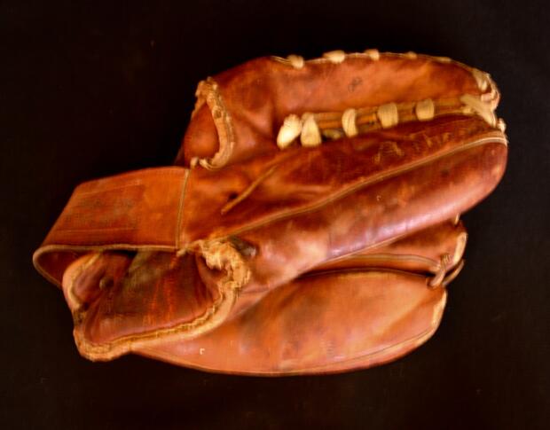 1953 left hand fast pitch leather softball glove