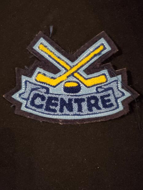 Neil Cane crest 'Centre' w-2 crossed sticks & puck