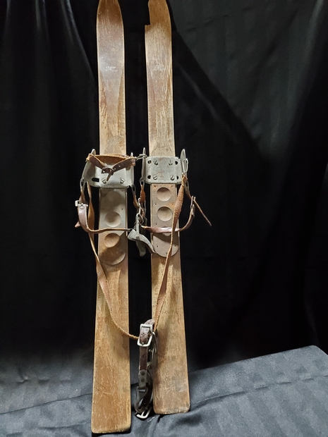 1940 wooden skis w-bindings